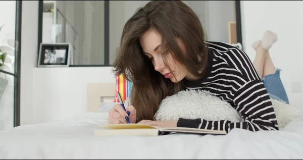 Жінка робить нотатки в блокноті Стокова Картинка
