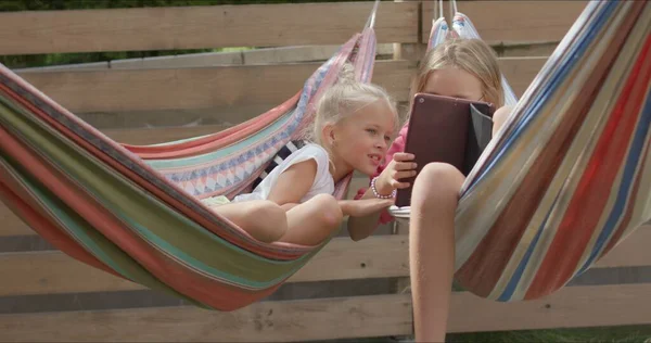 Schattig meisje in kleurrijke hangmat — Stockfoto