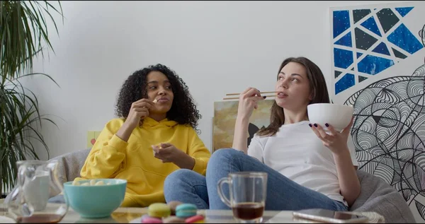 Dos chicas sonrientes discutiendo chismes —  Fotos de Stock