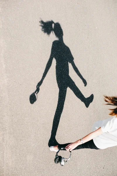 ヘッドフォンでの女性の影の写真 — ストック写真
