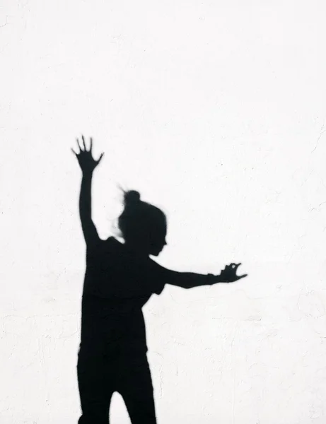 Chica saltando alrededor en el fondo blanco de la pared — Foto de Stock