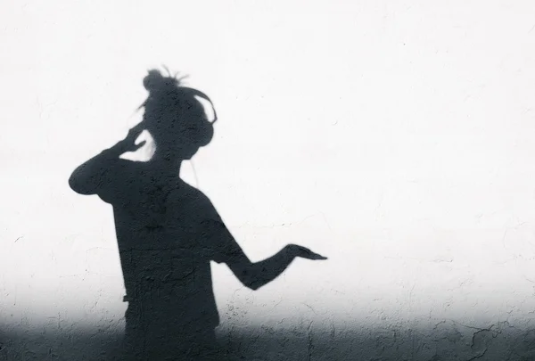 Foto de sombras de mujer dj con auriculares — Foto de Stock