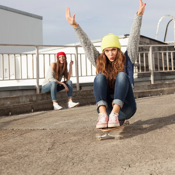 Dois jovens amigos longboarding menina — Fotografia de Stock