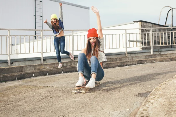 Dva mladí longboarding dívka přátelé — Stock fotografie