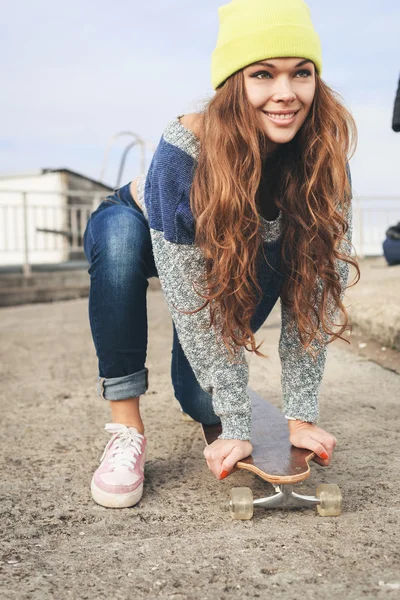 Uma bela mulher patinadora — Fotografia de Stock