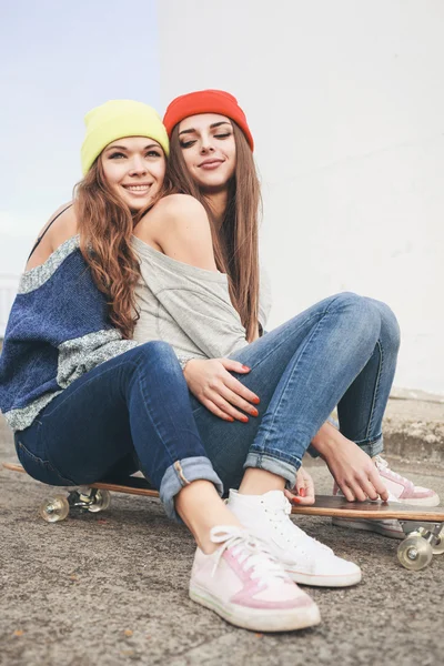 Two young  longboarding girl friends — Stock Photo, Image