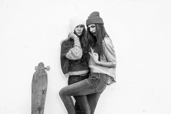 Two young  hipster girl friends — Fotografie, imagine de stoc