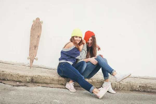 Two young  hipster girl friends — Stock Photo, Image