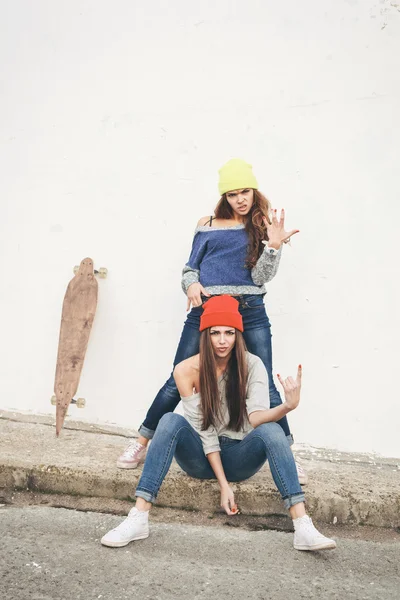 Dois jovens amigos hipster menina — Fotografia de Stock