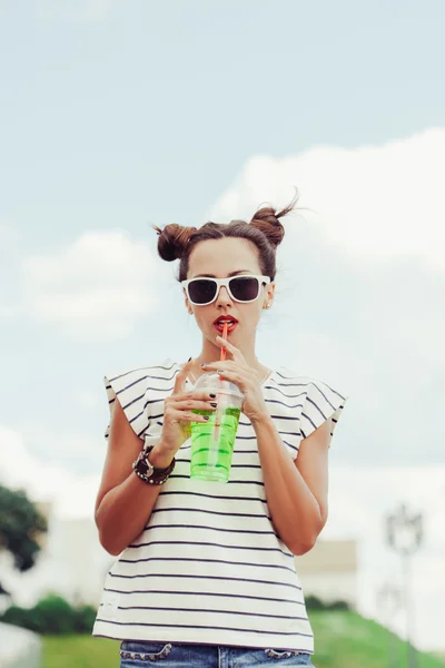 ファンキーな女性空に対して水を飲む — ストック写真