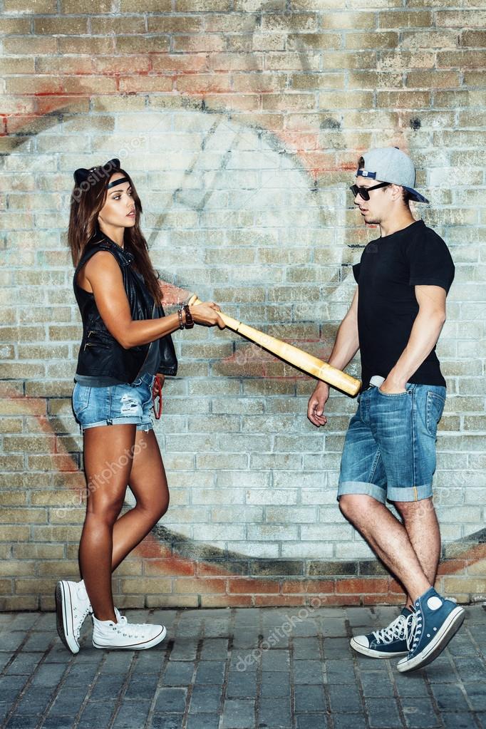 Человек в маске с битой. Баба с бейсбольной битой. Девушка в маске с битой. Девушка с дубинкой. Мужик с битой и девушки.