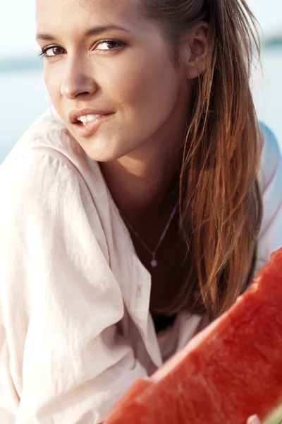 Portret van een mooie vrouw met watermeloen op de zee — Stockfoto