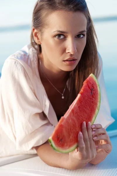 Portret van een mooie vrouw met watermeloen op de zee — Stockfoto