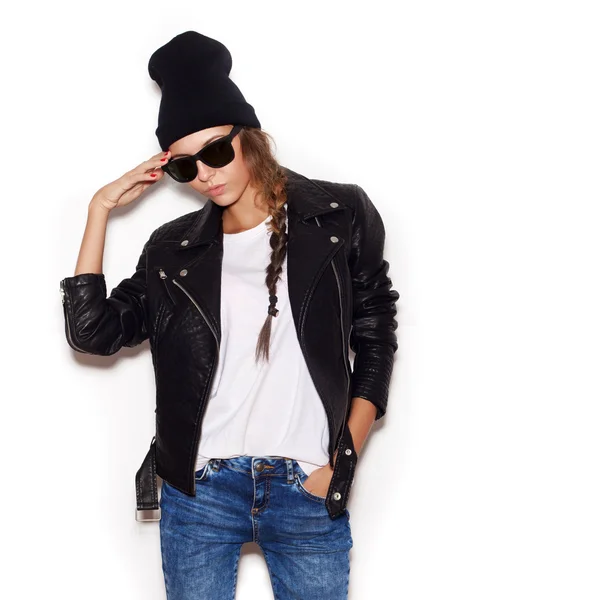 Woman in sunglasses and black leather jacket and beanie — Stock Photo, Image