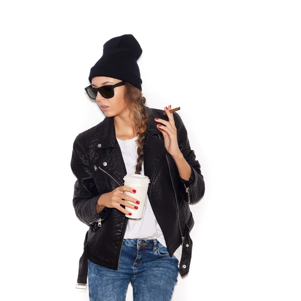 Hipster fille en lunettes de soleil et bonnet noir fumant cigare — Photo
