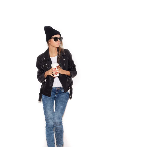 Hipster-Mädchen mit Sonnenbrille und schwarzer Mütze, Zigarre rauchend — Stockfoto