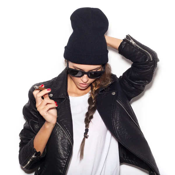 Hipster chica en gafas de sol y negro gorro humo cigarro — Foto de Stock