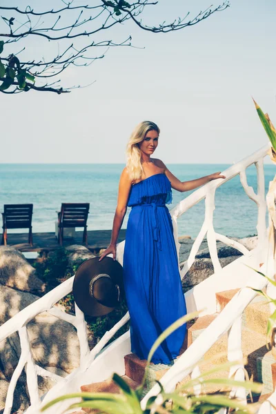 Jonge mooie blonde vrouw op strand — Stockfoto