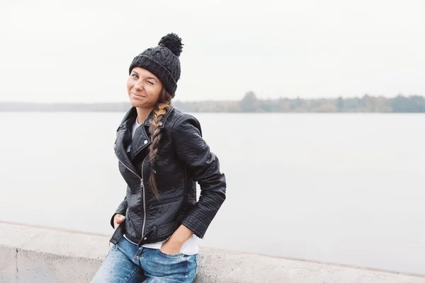 Retrato de una hermosa joven en sombrero negro — Foto de Stock