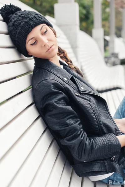 Tezgah Parkı üzerinde oturan güzel genç kadın — Stok fotoğraf