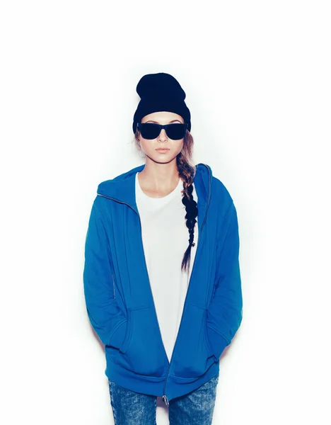 Hipster chica en azul sudadera con capucha y gorro negro —  Fotos de Stock