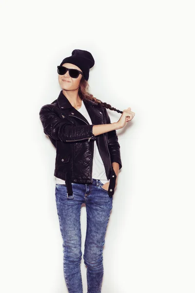 Woman in sunglasses and black leather jacket and beanie — Stock Photo, Image