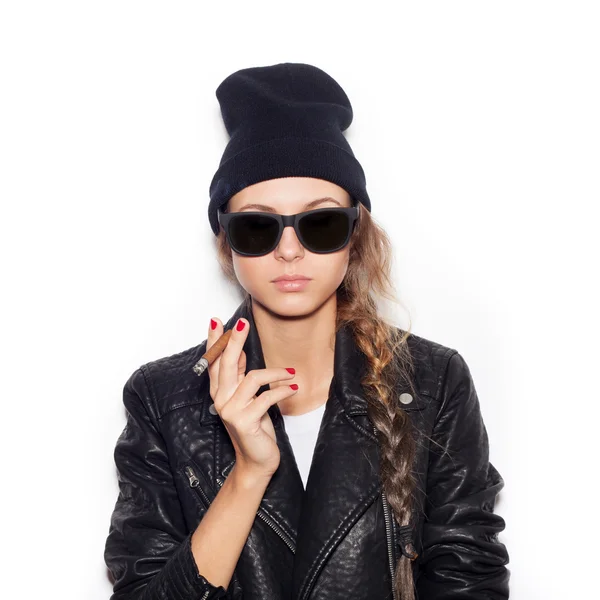 Hipster menina em óculos de sol e casaco de couro preto fumar charuto — Fotografia de Stock
