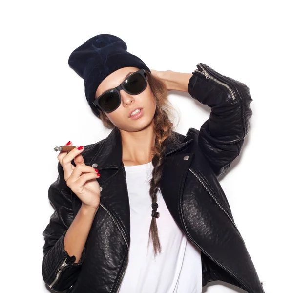 Jovem mulher sexy em óculos de sol e casaco de couro preto fumar charuto — Fotografia de Stock