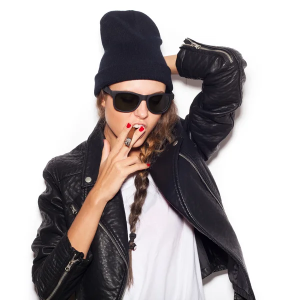 Menina arrogante em óculos de sol e casaco de couro preto fumar charuto — Fotografia de Stock