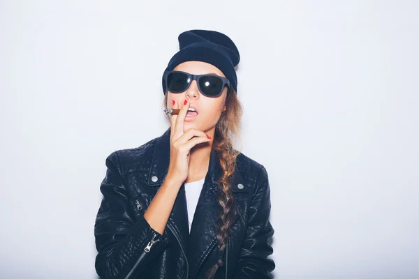 Menina sexy em óculos de sol e casaco de couro preto fumar charuto — Fotografia de Stock