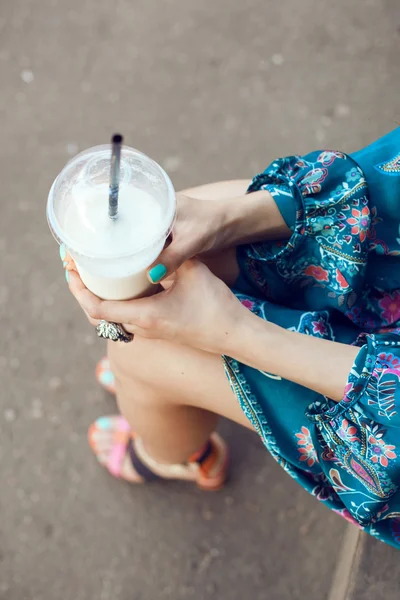 Vrouw met glazen drinken milkshake — Stockfoto
