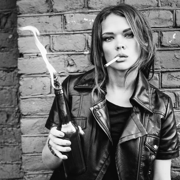 Retrato de menina bonita fumando com coquetel Molotov — Fotografia de Stock