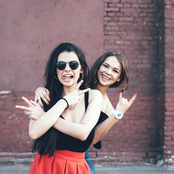 Dos amigas jóvenes divirtiéndose y sonriendo —  Fotos de Stock