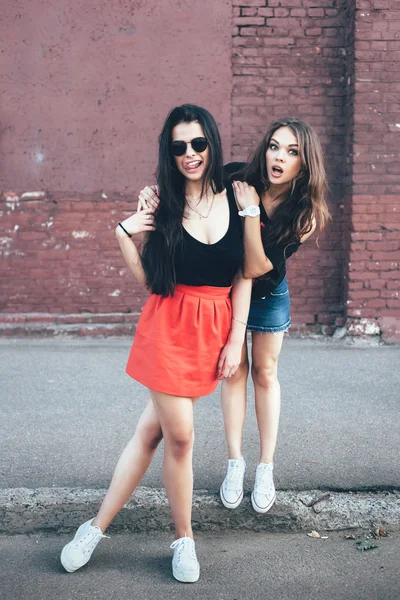 Dos amigas jóvenes divirtiéndose y sonriendo —  Fotos de Stock