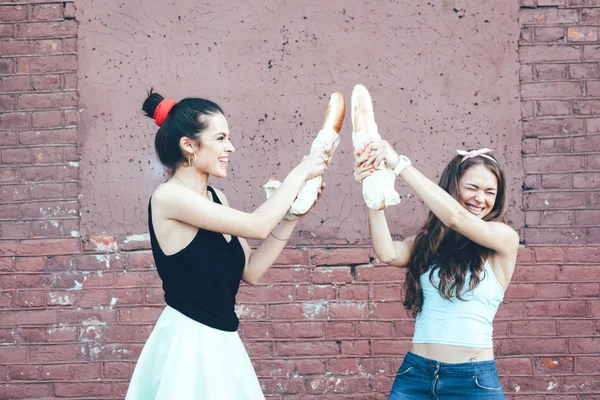 Dos mujeres luchando contra el pan —  Fotos de Stock