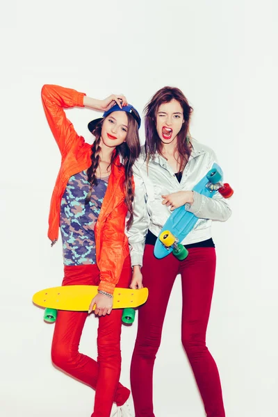 Two young girl friends standing having fun together — Stock Photo, Image