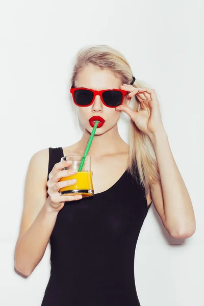 Pretty smiling blonde woman in sunglasses with cocktail — Stock Photo, Image