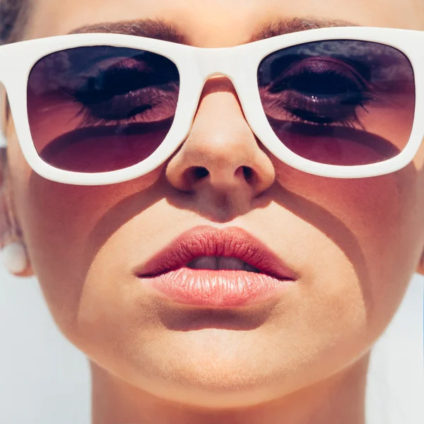 Hermosa cara femenina joven con gafas de sol —  Fotos de Stock