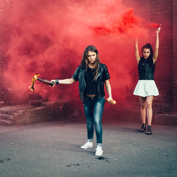 Due ragazze tifose cattive con bomba molotov in strada — Foto Stock