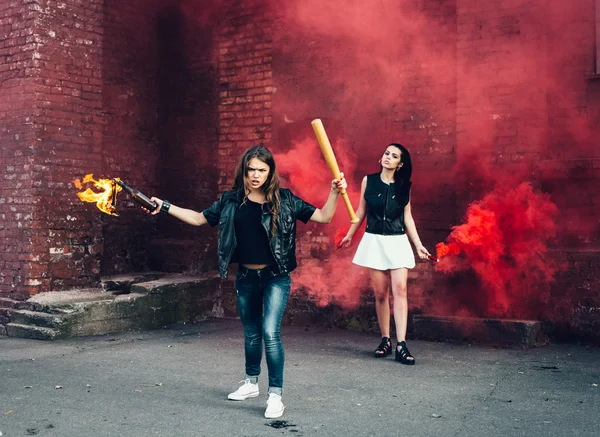 Due ragazze tifose cattive con bomba molotov in strada — Foto Stock
