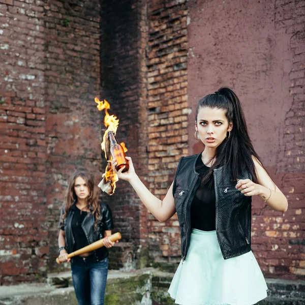 Due teppisti ragazze cattive con bomba molotov in strada — Foto Stock