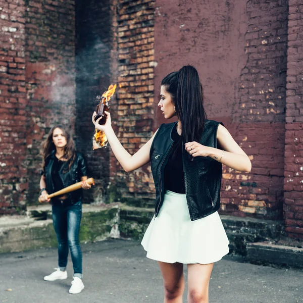 Deux mauvaises filles avec la bombe cocktail Molotov dans la rue — Photo