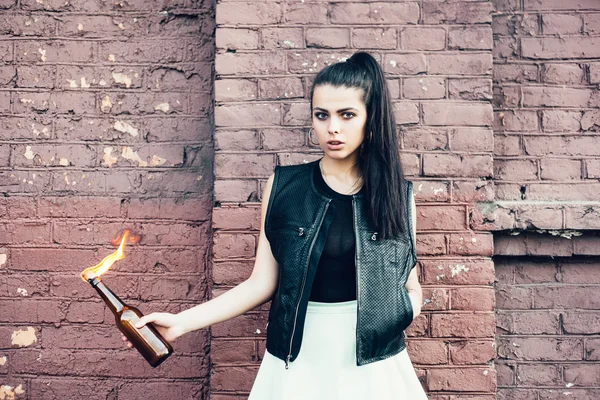 Slecht meisje met Molotov cocktail bom in haar hand — Stockfoto