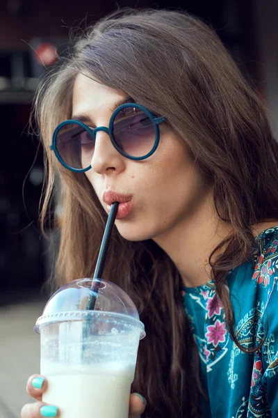 Vrouw hipster met glazen melk shake drinken — Stockfoto