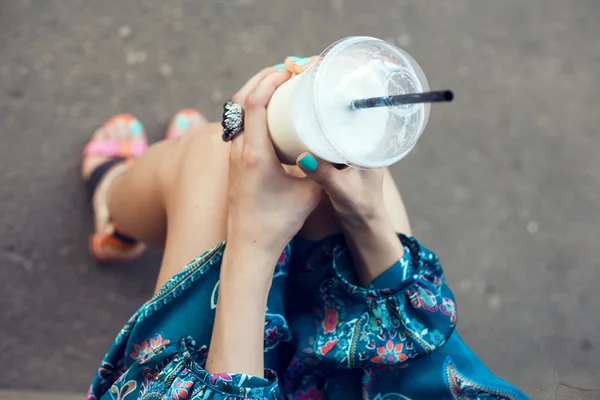 Жінка в окулярах п'є молочний коктейль — стокове фото