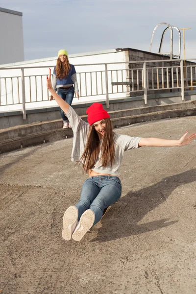 Two young  longboarding girl friends — Stock Photo, Image