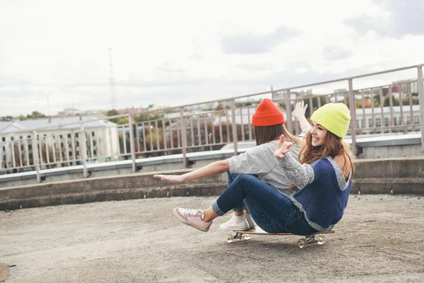 Two young  longboarding girl friends — Stock Photo, Image