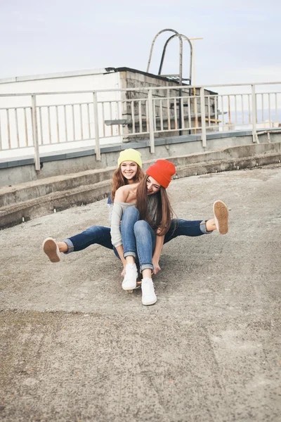 Two young  longboarding girl friends — Stock Photo, Image