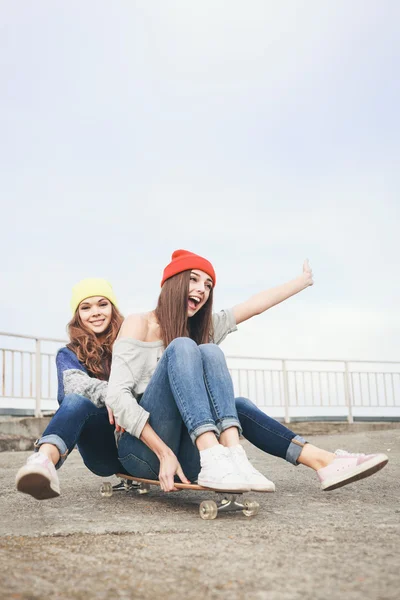 Dois jovens amigos longboarding menina — Fotografia de Stock