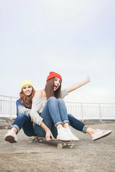 Two young  longboarding girl friends — Stock Photo, Image